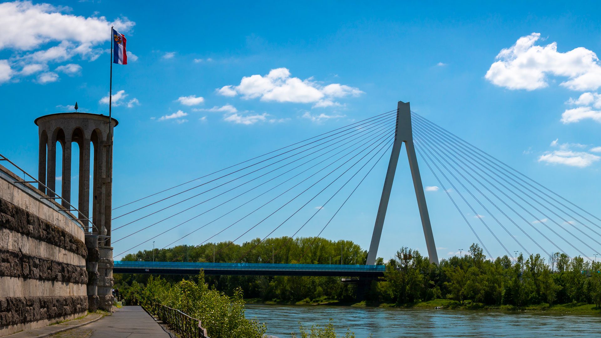 Raiffeisenbrücke und Pegelturm in Neuwied